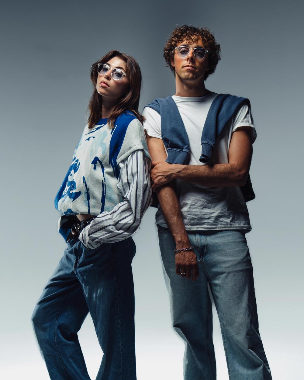 Dos modelos con gafas de sol, en un plano más abierto